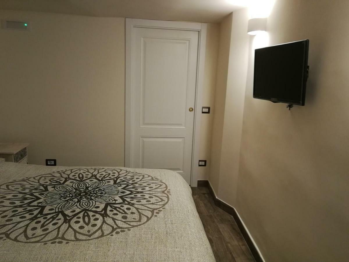 Casa Di Gio - Duomo Apartment Napoli Bagian luar foto